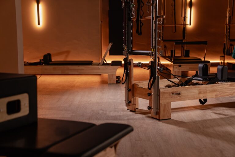 Máquina de Pilates Reformer con plataforma y correas