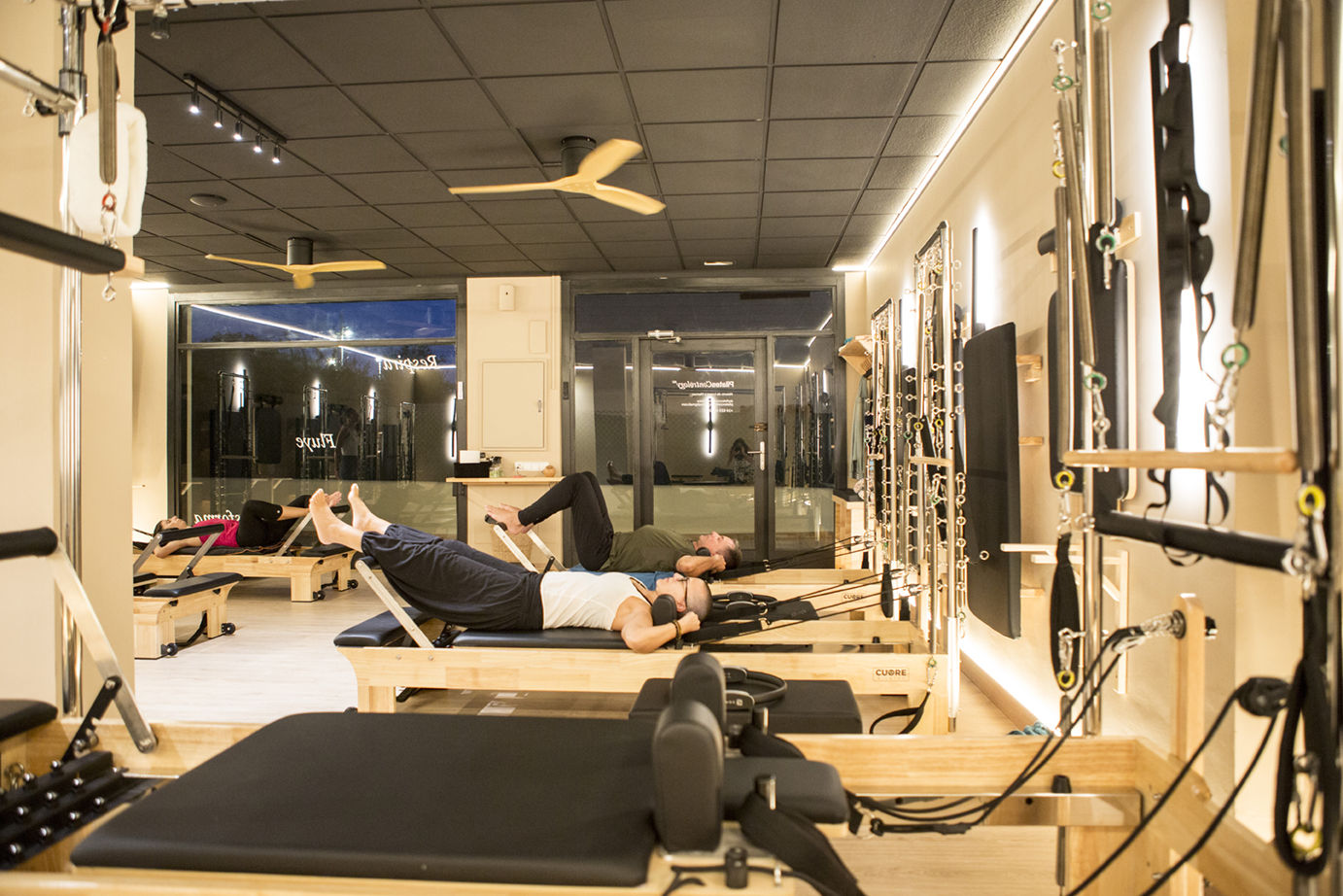 Sala del estudio con máquinas de Pilates Reformer